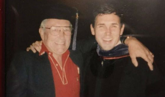 Молодой Майк Пенс – студент-юрист (на фото с отцом)