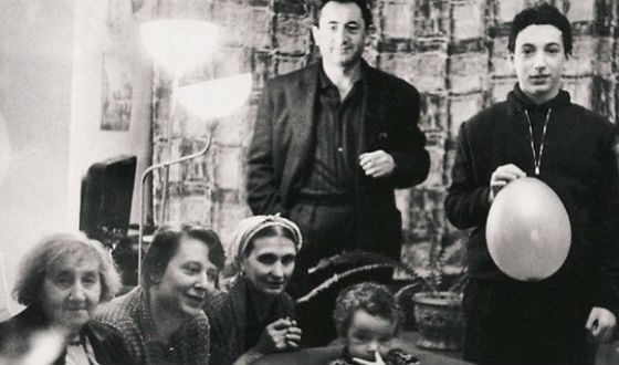 Молодой Павел Лунгин с семьей