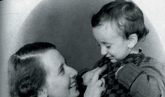 Павел Лунгин в детстве (на фото: с мамой)