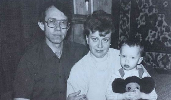 Маргарита Симонова в детстве (на фото: с родителями)