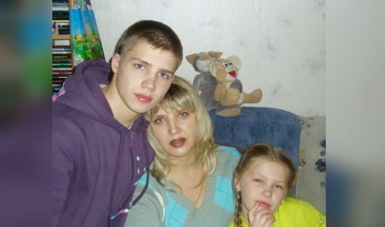 Юный Олег Майами с мамой и сестрой