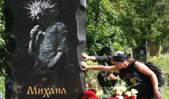 Памятник Михаилу Горшенёву на кладбище