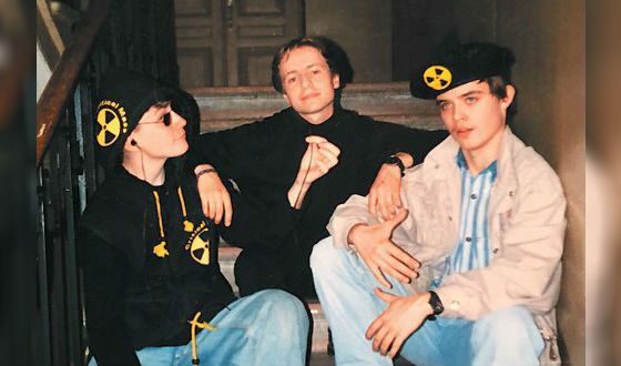 Юный Дмитрий Глуховский (слева) со школьными друзьями
