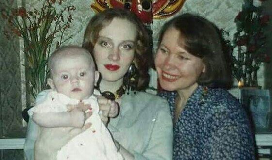 Полина Ауг в детстве с мамой Юлией Ауг и бабушкой