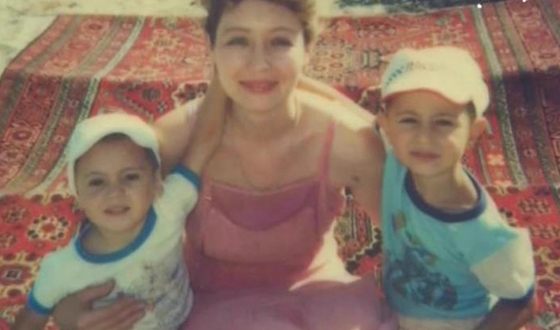 Иса Багиров в детстве с мамой и сестрой