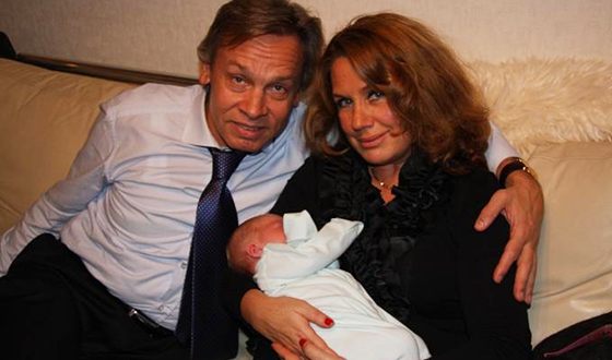 Алексей Пушков с женой и внучкой