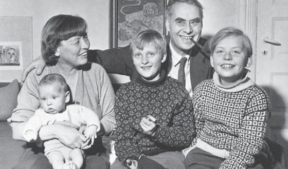 Ларс Фон Триер (слева) и его родители, брат (справа) с другом