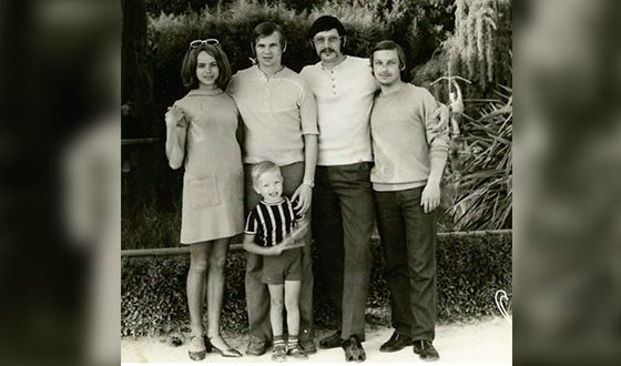 Владимир Пресняков с родителями (на фото слева)