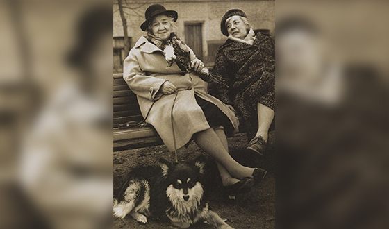 Фаина Раневская с сестрой Беллой во время её приезда в СССР и верным «Мальчиком»