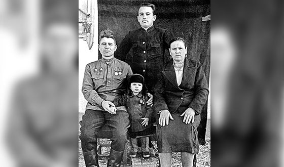Михаил Горбачев с родителями и младшим братом