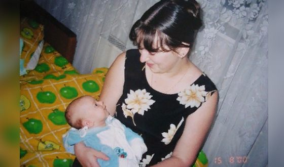 Маленькая Юля на руках у мамы