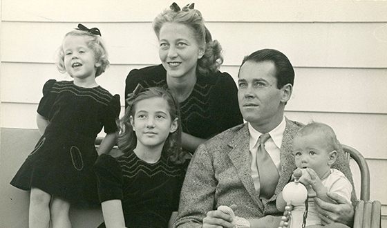 Джейн Фонда (слева) и ее семья