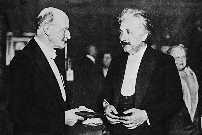 Альберт Эйнштейн получает нобелевскую премию