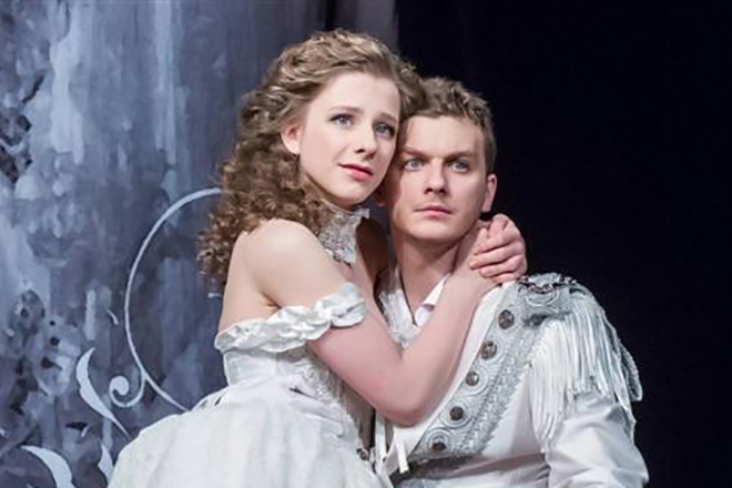 Филипп Бледный и Лиза Арзамасова в спектакле «Ромео и Джульетта»