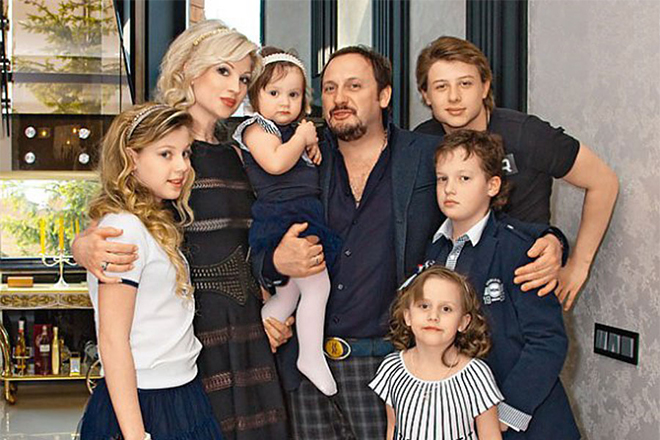 Стас Михайлов с женой и детьми