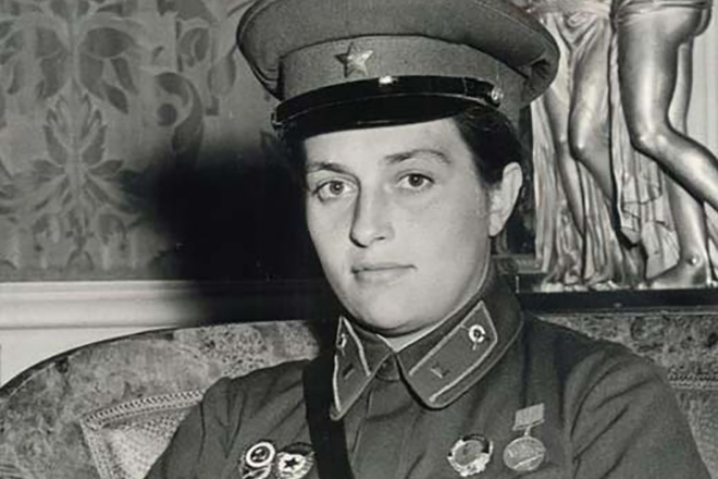 Людмила Павличенко в военной форме