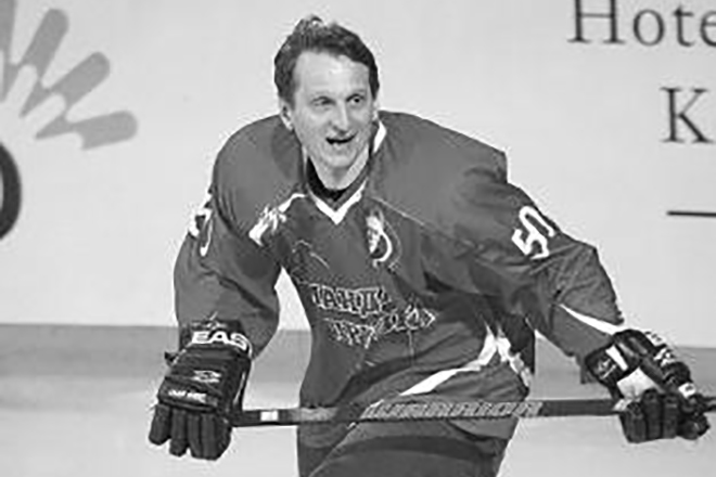 Сергей Нарышкин играет в хоккей