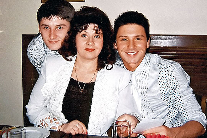 Сергей Лазарев с мамой и братом