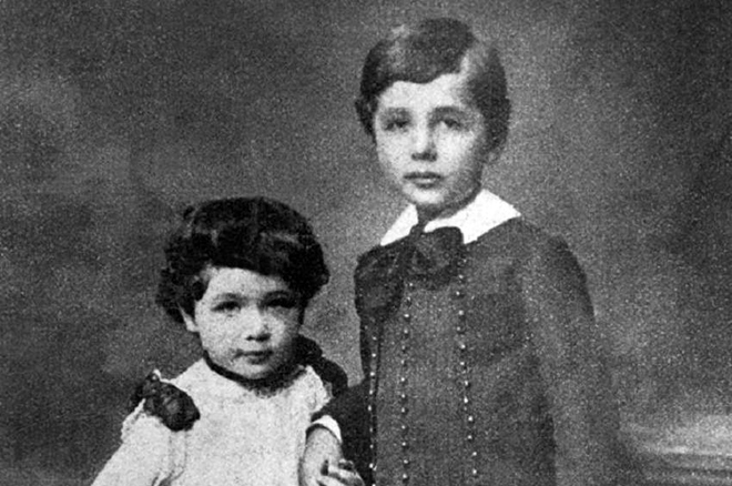 Альберт Эйнштейн в детстве с сестрой