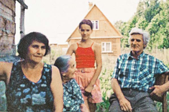 Пожилая Людмила Павличенко с сыном, невесткой и внучкой