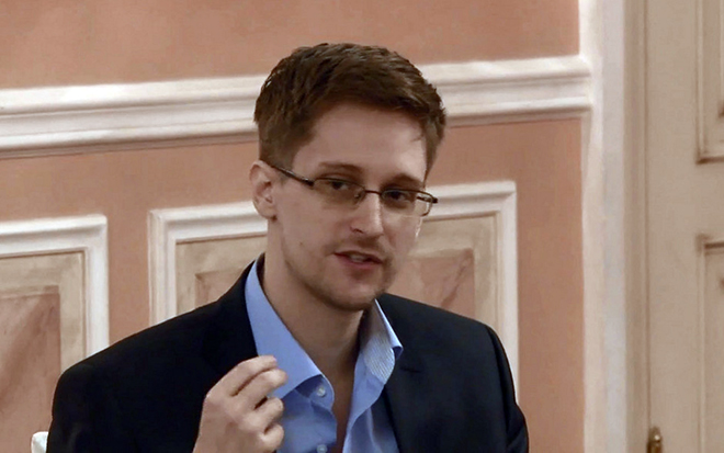 Эдвард Сноуден разглашает секретную информацию