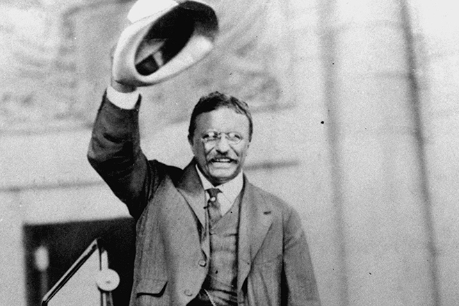 Теодор Рузвельт приветствует избирателей