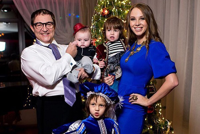 Дмитрий Дибров с детьми и женой