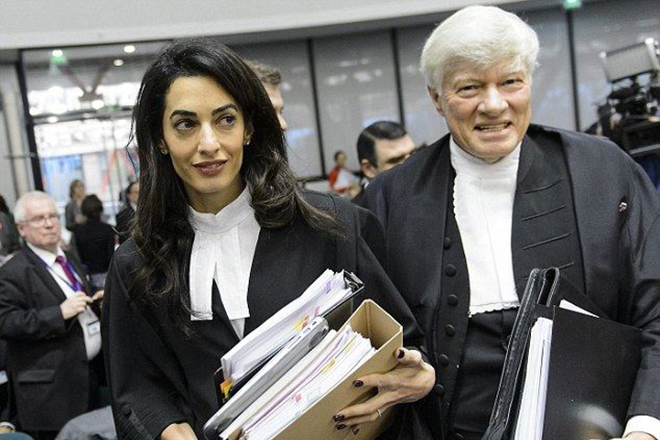 Амаль Клуни в зале суда