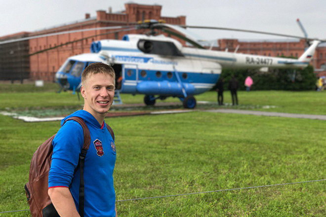 Игорь Малиновский возле вертолета