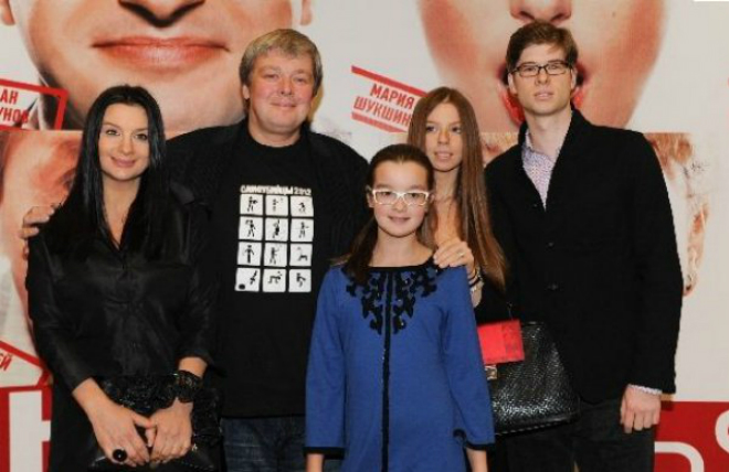 Александр Стриженов с родными на премьере фильма «Моя безумная семья»