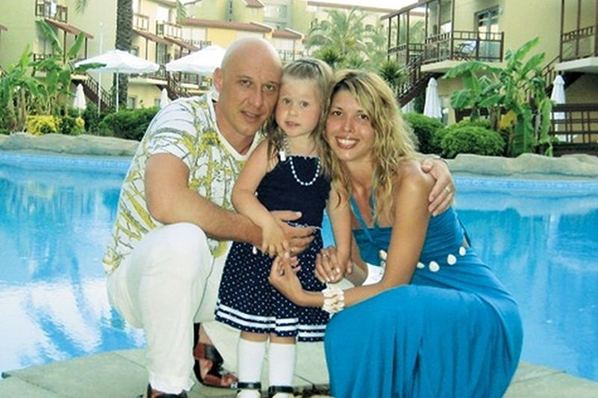 Денис Майданов с женой и дочерью