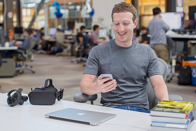 Марк Цукерберг в офисе «Facebook»