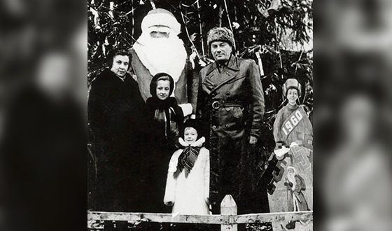 Лариса Удовиченко (на фото в белом) в детстве с родителями и сестрой