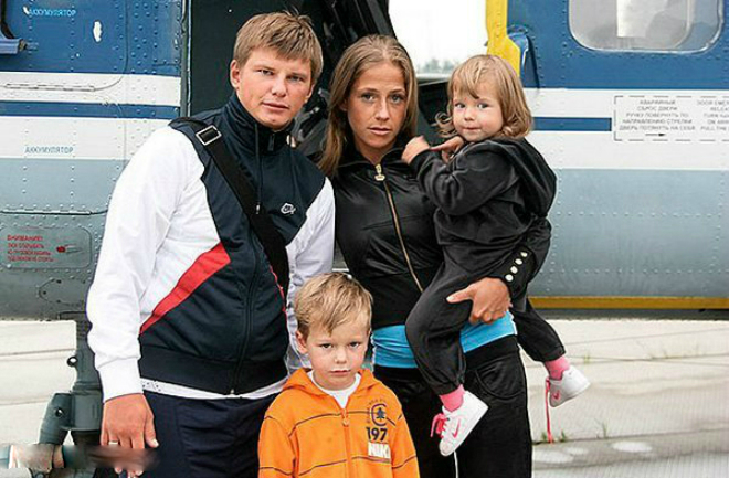 Андрей Аршавин с Юлией Барановской и детьми