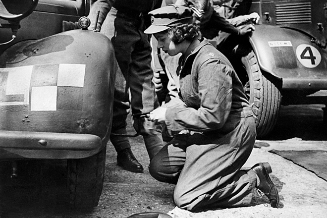 Во время Второй мировой войны будущая королева водила и ремонтировала машины