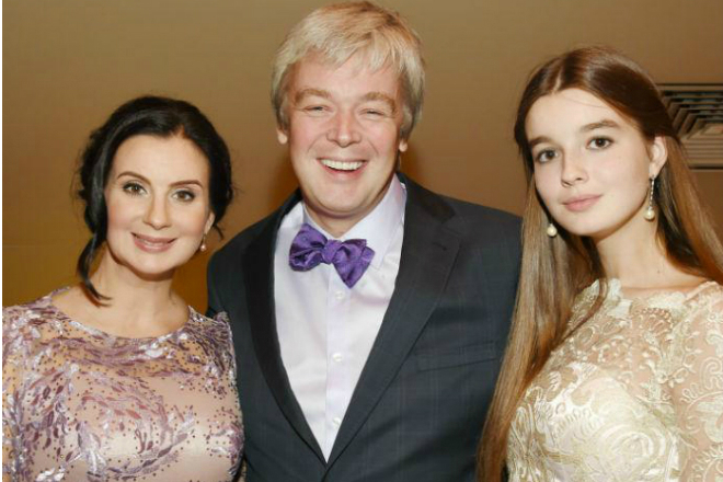 Александр Стриженов с женой и дочерью в 2018 году