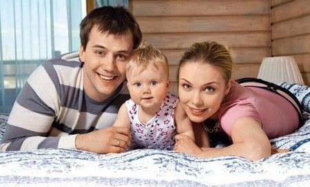 Актер Иван Жидков с женой Татьяной Арнтгольц и дочкой