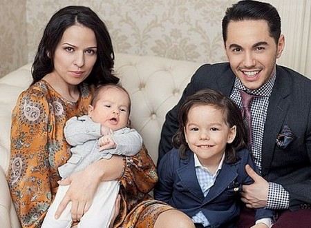 Тимур Родригез с женой Анной и детьми