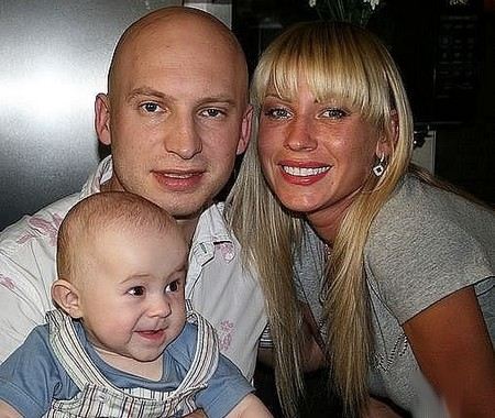 Роман Третьяков с женой и сыном
