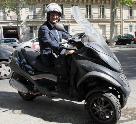 Франсуа Олланд в шлеме на скутере
