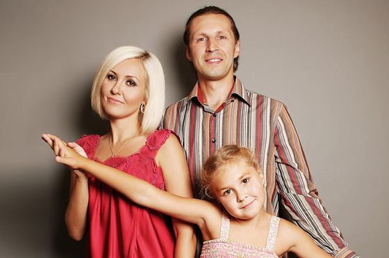 Василиса Володина с мужем и дочкой