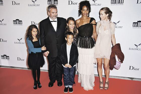 Люк Бессон с женой и детьми