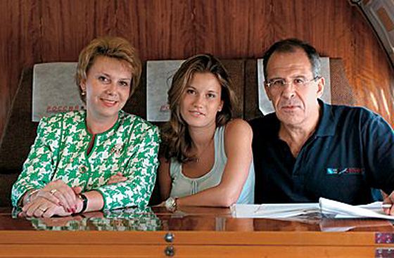 Сергей Лавров с женой и дочкой