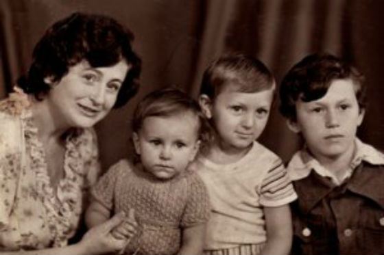Детское фото Ани Лорак (вторая слева)