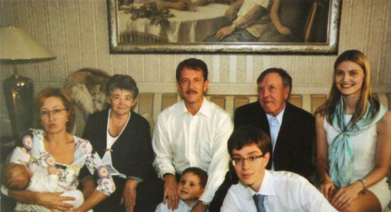 Молодой Алексей Гордеев в кругу семьи