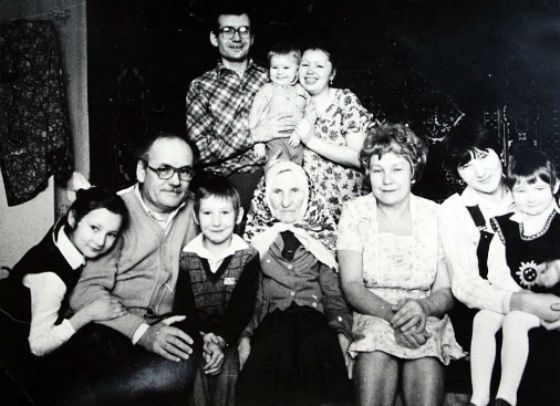 Дружная семья Рустэма Хамитова (в верхнем ряду, с супругом и ребенком)