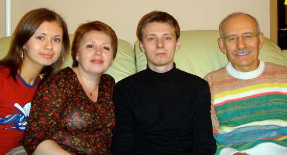Рустэм Хамитов с женой и детьми