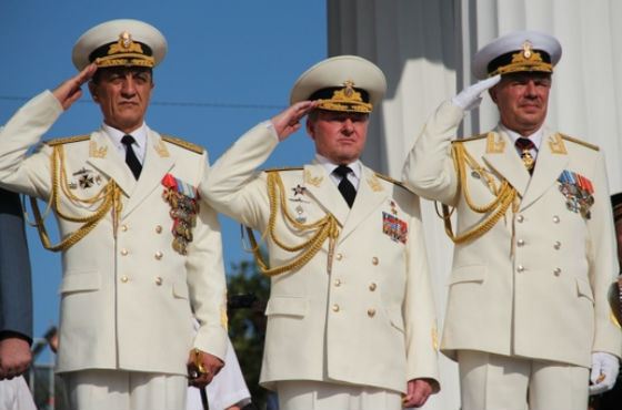 На фото: Сергей Меняйло (слева), полпред Олег Белавенцев и адмирал Александр Витко
