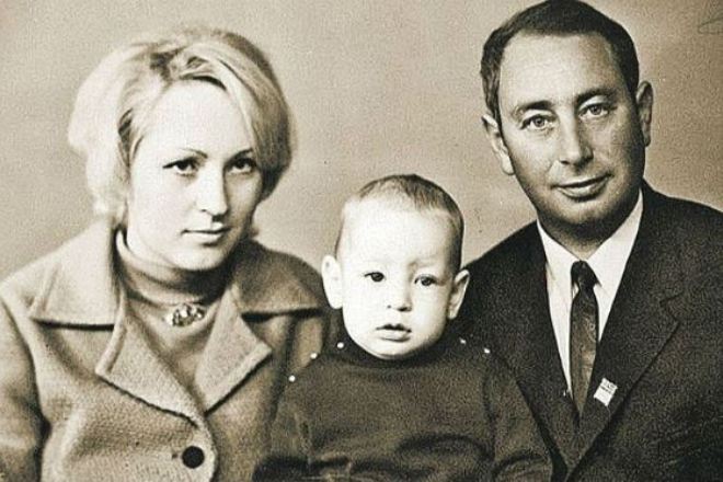 Леонид Слуцкий в детстве с родителями