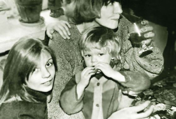Анна Ардова в детстве (на фото слева)